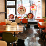 元祖トマトラーメンと辛麺と元祖トマトもつ鍋 三味 - 内観