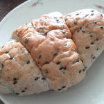 万代 - 料理写真:ごま塩バターパン