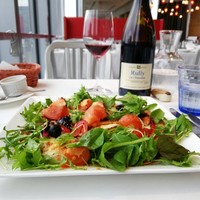 ブラッスリー ポール・ボキューズ 大丸東京 - 赤ボトル、ピッツァ