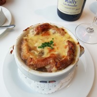 ブラッスリー ポール・ボキューズ 大丸東京 - オニオングラタンスープ上から