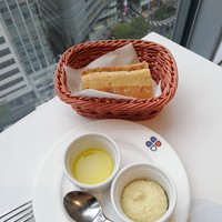 ブラッスリー ポール・ボキューズ 大丸東京 - バケットと美味しいお供