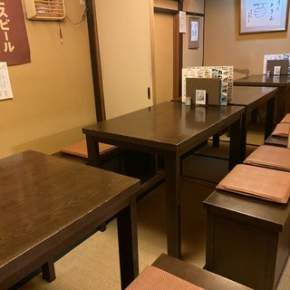 テーブル個室を2部屋用意しております。席の指定はお電話にてお願いいたします。