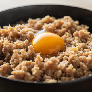 素材にもこだわった一品料理も豊富。〆の鶏スープは絶品◎