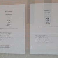 カセント - 入口に貼られたメニュー　※値段と概略しか、書かれていません