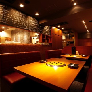 ムード漂う店内で楽しむ、香ばしい炭火焼きの贅沢なひととき