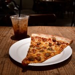 ピザスライス2 - [手前]イタリアンソーセージ@500円│[奥]アイスティー@400円