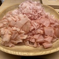 木山 - 鰹節はちょっとワイルドな味わい。本枯れ節は熟成されたマイルドな味わい。鮪節はストレートな濃い味わい。3種類をブレンドして出汁を。