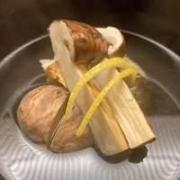 木山 - 松茸、和栗、カマスの椀物。高野山の松茸、香柚を添えで。素晴らしい出汁に松茸の香りと和栗の甘味、カマスの香ばしさがベストマッチ。