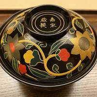 木山 - なんとも重厚で色鮮やかな椀。料理も更にグレードアップ。