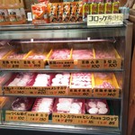 武藤牧場直売店 山嘉 - ショーケース右手に揚げ物各種あります。