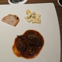 スカイビュッフェ51 - 赤ワイン煮込みとチーズ。 スカイビュッフェ51 - 赤ワイン煮込みとチーズ。