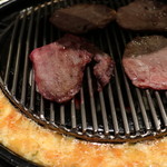 Doramu Kan Yakiniku - 牛タン　手前はたまご焼き