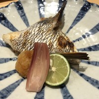 寿司割烹 魚紋 - 本日の焼き物は明石の鯛のカマ。白身の旨さが違います。