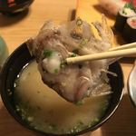 鶴亀寿司 - 味噌汁には鯛のアラの頭部