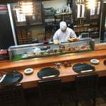 鶴亀寿司 - 店主 握ってくれよる
