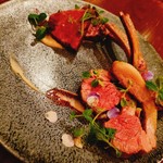 BISTRO soir-soir craftbeer&wine - 国産黒毛和牛のロースト 赤ワインのソース.仔羊背肉のロースト ジュダーニョ (羊の出汁のソース)