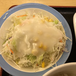 松屋 - 野菜サラダにはフレンチドレッシングをかけて。