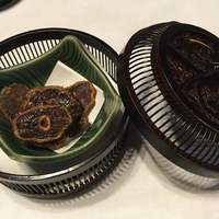 割烹 吉源 - 鮭のしっぽをスライスして揚げたもの