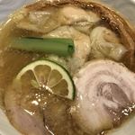 支那そばや - 塩山水地鶏ワンタンらぁ麺　1,160円
      塩山水地鶏　ガツンと来る塩スープ
      大ぶりの餡に柔らかい皮がボリューミーなワンタン
      柔らかいチャーシュー