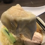 支那そばや - ワンタン　リフト　餡もデッカい！