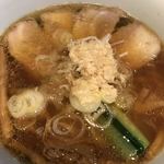 支那そばや - 限定　鮭だしらぁ麺　900円
      ボス、2回目チョイスの品。
      これ、スープを先テイスティングさせてもらいましたが
      パンチが、効いていて醤油らぁ麺より少し甘味があってまたこれも美味い！