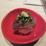 焼鳥 大自然 - 付け出しはイワシのてまり寿司、一口サイズの可愛らしいお寿司です。