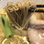 支那そばや - 塩山水地鶏らぁ麺　麺リフト