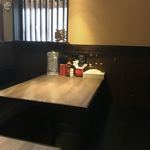 支那そばや - テーブル席　写真撮ったあと埋まる