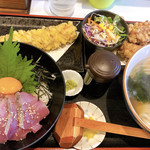 荒木伝次郎 - 日替わりおすすめ
天然ブリの海鮮丼と温うどん
ちくわ天ぷら付き
単品唐揚げ5個