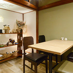 ちょいのみカフェ ひかり食堂 - 四名掛けテーブル