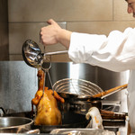 新中国料理HARAKAWA - 北京ダック調理シーン