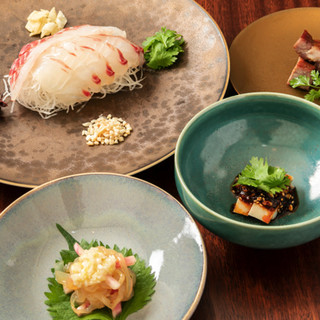 高級食材や旬の味覚を盛り込んだ、贅沢なコースを各種ご用意