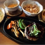 ナチュラルキッチン せさみ - 定番のベジバーグ。お豆腐オカラ、ひじきに山芋、ふわふわジューシー！手前味噌のソースが絶妙です。