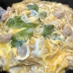 鳥勝 - 親子丼@500円   フワフワ玉子にしっかり風味のある鷄が包まって美味しい！これに味噌汁と小鉢とお新香が付いて500円は信じられない！