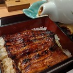 Minokichi - [料理] うな重に特製タレを掛ける。