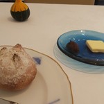 カランク - 全粒粉のパンは自家製です。バターとオリーブペーストを塗っていただきます。