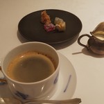 カランク - 珈琲とお茶菓子。カップとコースターは大倉陶園製でした。
      
      