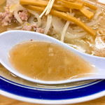 味の三平 - かき混ぜる前のスープ