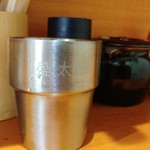 ラーメン 盛太郎 - 食券購入後、券売機近くに着席しました。写真撮りやすいので(^^;スタッフさんに食券を渡しながら「コール」です。壺のなかの「玉ねぎ」さんには大変お世話になります。勝手に辛いからなあ(^^;