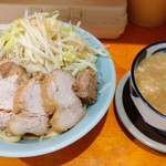 ラーメン 盛太郎 - 食べたのは「つけ麺 並」８４０円にトッピングで「チャーシュー２枚」１５０円。コールは、ヤサイとアブラをチョイマシで。前回は聞き間違えたかと思ったのですか、無料トッピングは後追いで追加できるみたいです。