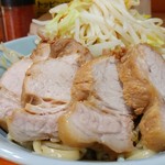 ラーメン 盛太郎 - 麺鉢です。「チャーシューつけ麺」がメニューには無く、デフォだとチャーシューは２枚です。私は有料トッピングで２枚マシました。今回は「端っこ」のおまけ付き？こちらはしょっぱさありました(^^;