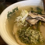 G麺７ - トッピングはネギ、窯で焼いた舞茸、青菜、チャーシューです