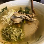 G麺７ - 緑の液体が檸檬と小松菜の油です