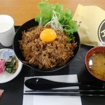 Yonezawa kohakudou yamagataken kankoubussan kaikan - すき焼き丼+米沢牛スペシャルメンチ