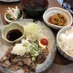 家庭料理居酒屋 よってって - ♪牛バラのおろしポン酢がけ定食￥500