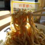 らーめん ブッチャー - ちぢれ太麺、逆光