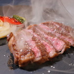 燻製沖縄料理 かびら亭 - 石垣牛　肩ロース芯　瞬間燻製レアステーキ