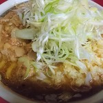 ラーメン二郎 - 小ラーメン、つけ味変更
      いつのラーメンよりスープの色が濃い
      これがめちゃ美味かった