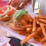 Cheeseburger - 定番の食べきれないポテト