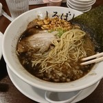 麺や白ぼし - ニンニクチップ大量のストレート細麺。